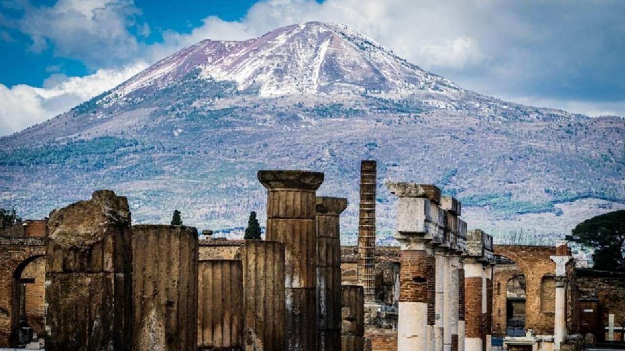 15 Dakikada Kül Olan Şehir: Pompei ve Bilinmeyenleri kapak fotoğrafı
